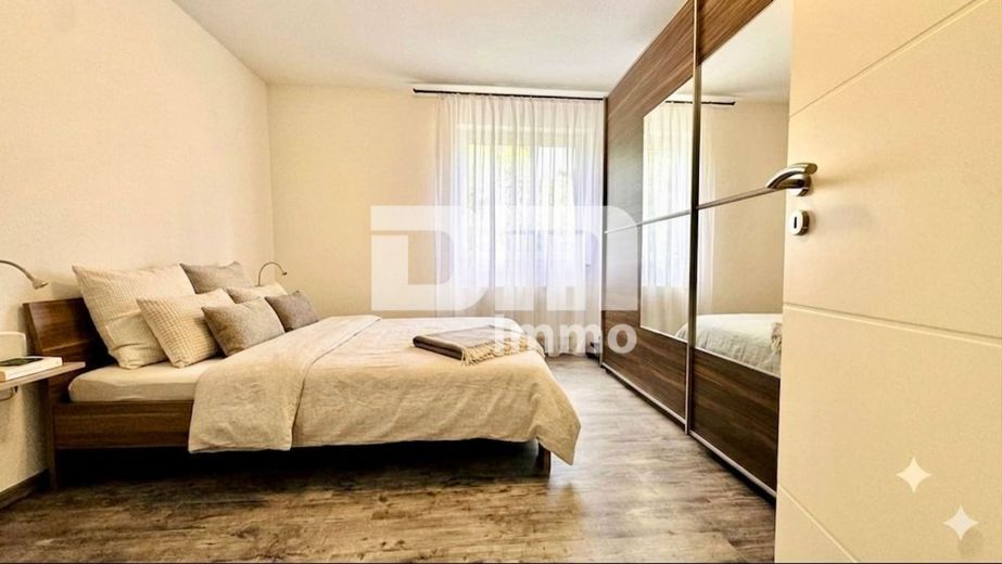 Hochwertig sanierte, ebenerdige Dreizimmerwohnung im EG mit Loggia + PKW-Stellplatz – Gäste / Kind / Büro