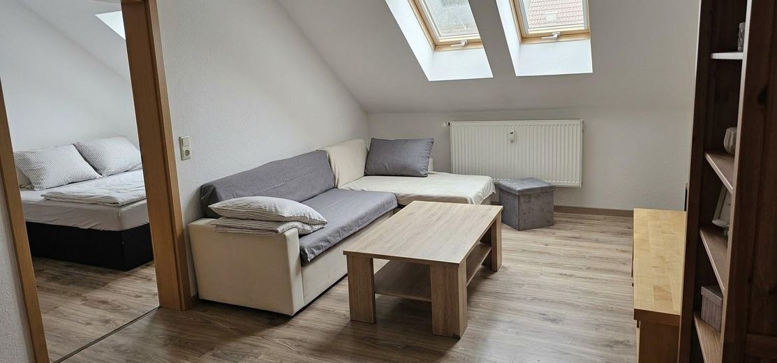 Appartamento mansardato di 2 locali, molto spazio a poco prezzo, ottimo bagno, vista fantastica – Wohnzimmer