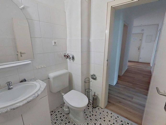 Komfortabel ausgestattete 3-Zi.-Whg. mit BALKON und Wannenbad – Ansicht II: Bad