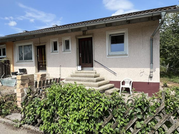 Doppelhaushälfte mit zwei Wohnungen und PV-Anlage – Außenansicht 