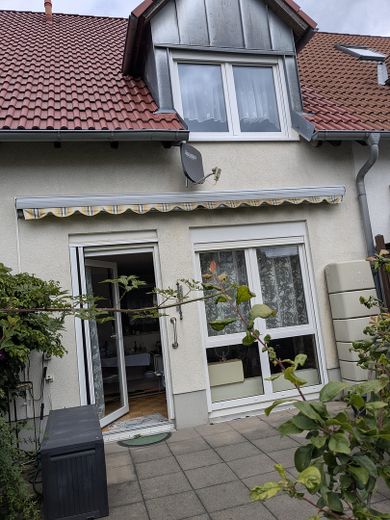 Entspanntes Wohnen zwischen Freiberg und Dresden – Wohnzimmer mit Terrassentür