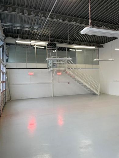 ~250 m² Verkaufs-/Showroomfläche plus Service- & Hallenflächen – flexibel bis 800 m² – Hallenbereich vorne
