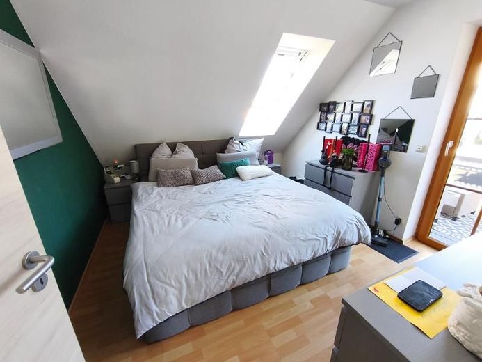 4 Zi. Wohnung in DG / Galerie mit Garten (auf Wunsch), Balkon und Garage in Höchstadt OT – Kinder- / Arbeitszimmer mit Zugang zum Balkon Bild 1