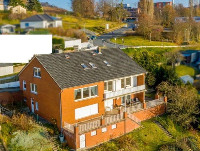 Wieder verfügbar: Große 3-Zimmerwohnung mit traumhaftem Ausblick in Alfelder Bestlage – Hausansicht