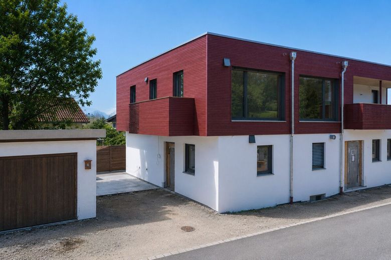 Stadtvilla mit kleinem Garten - Neubau Massivholzhaus am Waldrand mit 180m² Wohnfläche – Größere Einheit noch verfügbar