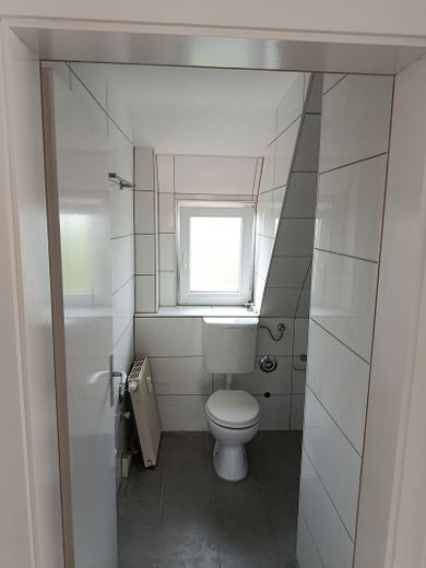 Komplett renovierte 3 Zimmer DG-Maisonette Wohnung in Holzgerlingen – Bad
