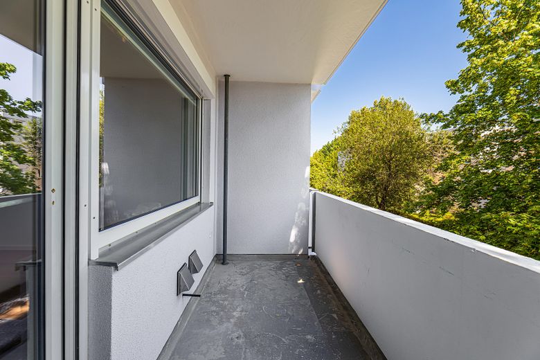 Modernize edilmiş, yeni baştan kapsamlı yenilenmiş 2 odalı kat mülkiyeti dairesi | 61 m² | Güney balkonu – Südbalkon