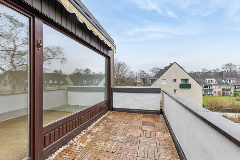 Modernisierte 3-Zimmer-Wohnung mit Tiefgaragenstellplatz in
bester Lage von HH-Meiendorf – Balkon Süd