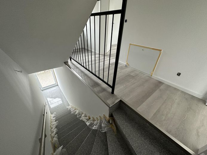Premium 3-Zimmer-Maisonette-Wohnung mit offener Wohn-Ess-Küche, Dachterrasse & Fußbodenheizung – OG Flur 
