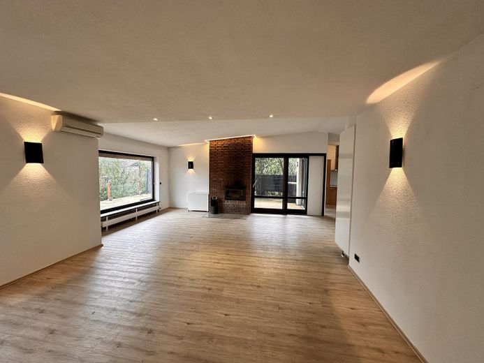 Großzügiges Einfamilienhaus mit Einliegerwohnung auf weitläufigem Eckgrundstück – Foto 3