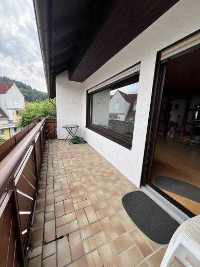 شقة أنيقة من 4 غرف في الطابق الأرضي مع حديقة وشرفة في فاينهايم-أوبرفلوكنباخ – Balkon am Wohnzimmer