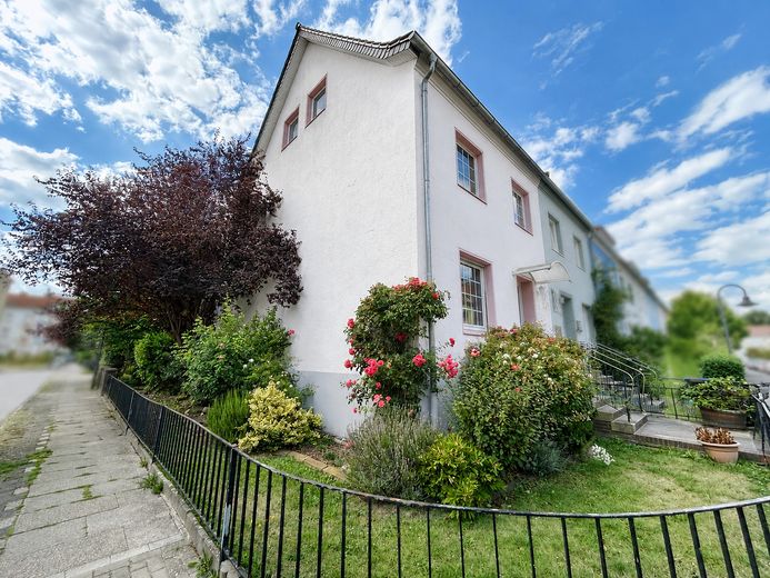 End-of-terrace house with balcony and garage in a popular location! – Vor- und Seitengarten