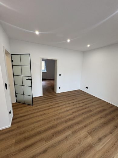 Primera ocupación de un apartamento de 2 habitaciones tras una reforma de alta calidad – Wohn-/Essbereich, Küche