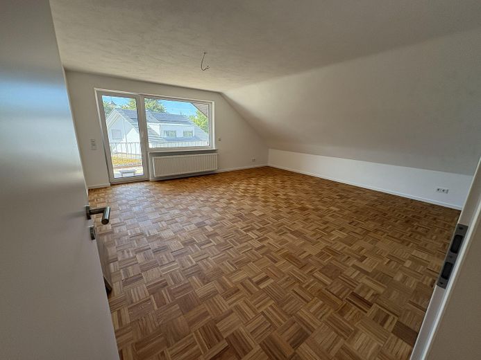 شقة علوية مجددة بالكامل في موقع هادئ – Wohnzimmer