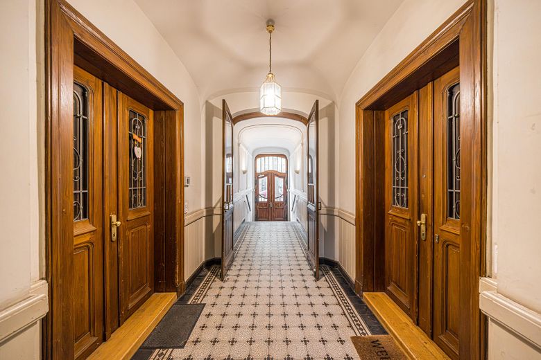 *Sofort bezugsfrei: Modernisierter 2-Zimmer Altbau in Leipzig Gohlis | Provisionsfrei | 4,25% AfA* – Haus-Eingangsbereich