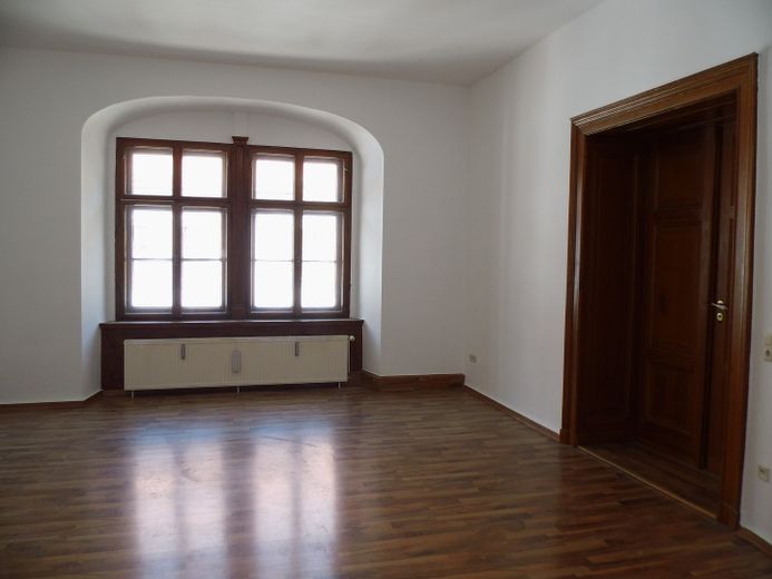 3 Zimmer mit anliegender überdachter Terrasse in der historischen Altstadt – Wohnzimmer  