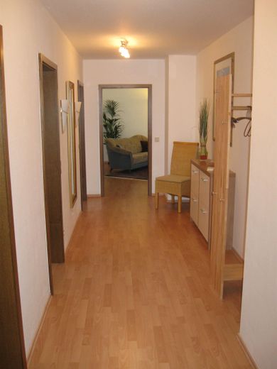 Flur (Blick v. Wohnungstür) 