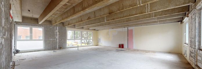 viel Tageslicht durch große Fenster