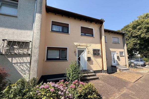 Curata casa a schiera centrale con grande giardino a Francoforte-Sossenheim