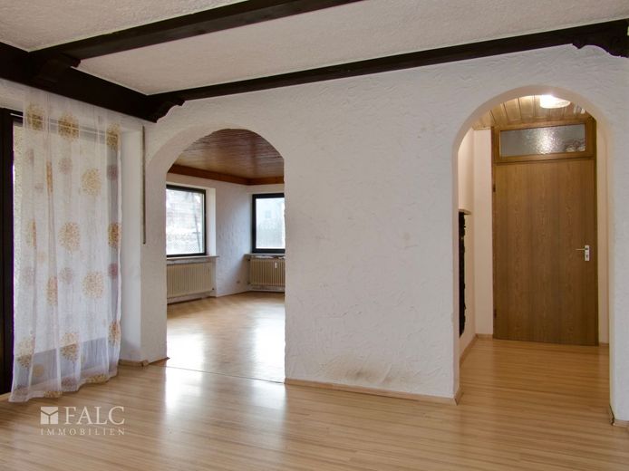 Einfach Mehr: Bungalow mit ELW. Garage, Süd-Loggia-Terrasse. Wohnreserve. Ruhige Wohnlage. Frei. – EG: Ess-, Wohnzimmer, Diele