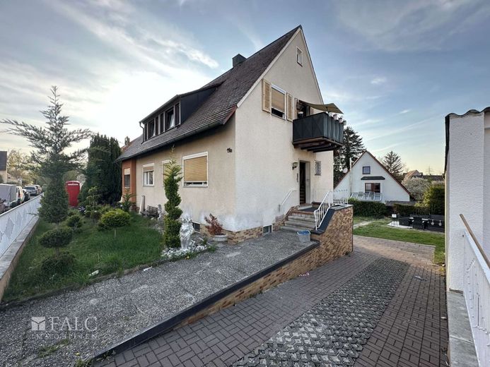 Dreifamilienhaus mit großem Grundstück in Stein bei Nürnberg – Haus