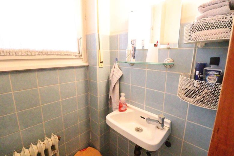 WRS Immobilien - käuferprovisionsfrei - Wiesbaden-Bierstadt - Villa in ruhiger bevorzugter Wohnlage – Gäste-WC - Bild 2