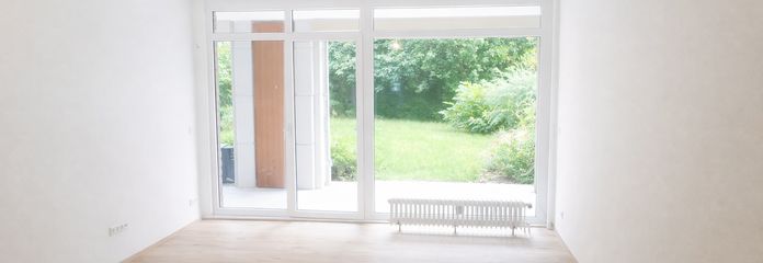 Wohnzimmer mit Gartenblick