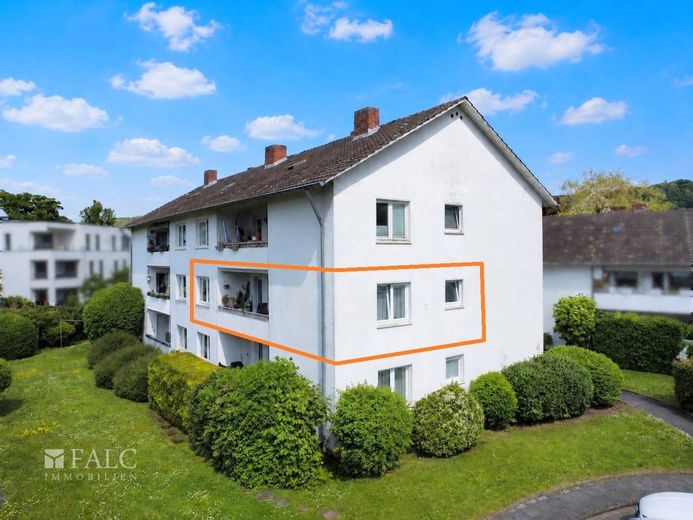 Familienfreundliche Wohnung in Rheinlage mit attraktivem Entwicklungspotenzial – Außenansicht