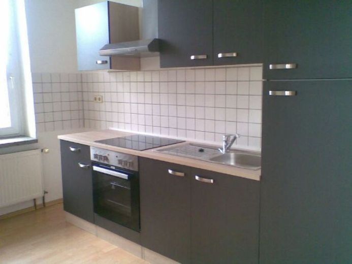 *** Großzügige WG 2-Zimmer mit Wannenbad, Einbauküche und Laminat im Zentrum *** – Foto 1