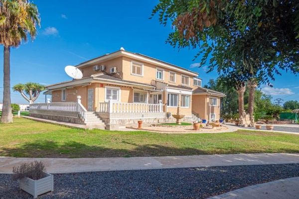 Wunderschöne renovierte Landhaus-Villa mit 7 Schlafzimmern, 7 Bädern, Klimaanlage, Zentralheizung, Doppelgarage und beheizbarem Privatpool