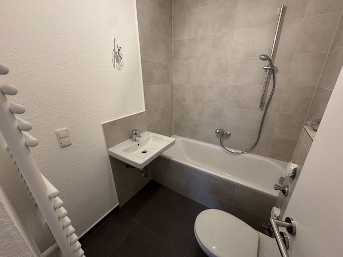 Encantador y amplio apartamento de 2 habitaciones con balcón en una ubicación privilegiada en Berger Straße. – Foto 26
