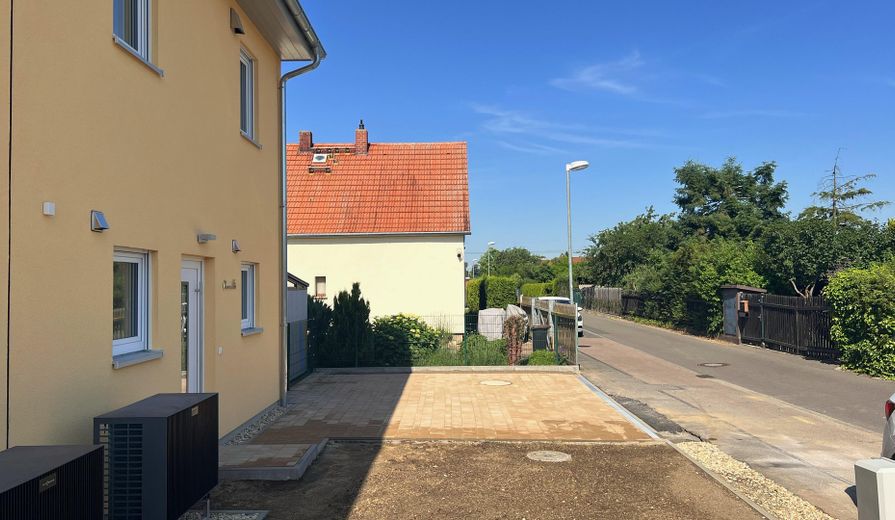 Ruhe mit Blick über Felder: Exklusives wohngesundes Plusenergie-Doppelhaus, S-Bahn fußläufig – Ansicht nach West