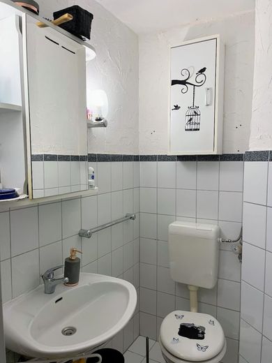 Charmante vermietete Souterrain-Wohnung mit 3 Zimmern, Einbauküche und separatem Eingang in ruhiger Lage – Badezimmer