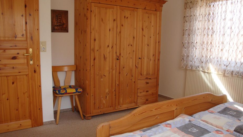2 FAM-Haus, Heiligenhafen gute Lage, Niedrigenergie, grundsaniert, gehobene Ausstattung – FeWo Schlafzimmer Schrankseite
