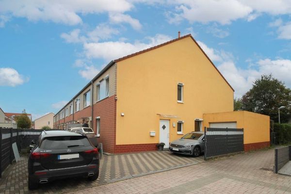 Krefeld - Benrad के लोकप्रिय आवासीय क्षेत्र में गैरेज और पार्किंग स्थानों वाला छोर का Reihenhaus