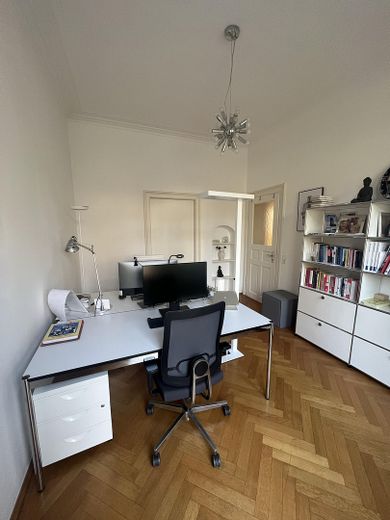 Office mit eigenem Balkon, Blick in's Grüne & Gemeinschaftsküche mitten im Stuttgarter Norden – Büroraum