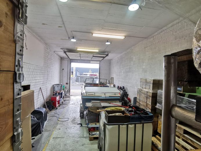 Lagerhalle mit Büro – Foto 3