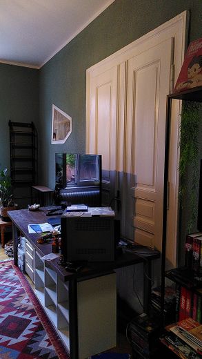 Großzügige Wohnung mit Hinterhof-Terrasse in Bahnhofsnähe – Flügeltüre zum Wohnzimmer