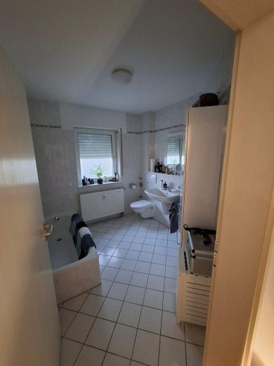 Peaceful living in Aschaffenburg-Schweinheim – well-maintained 2-room apartment with terrace & underground parking – TGL Bad