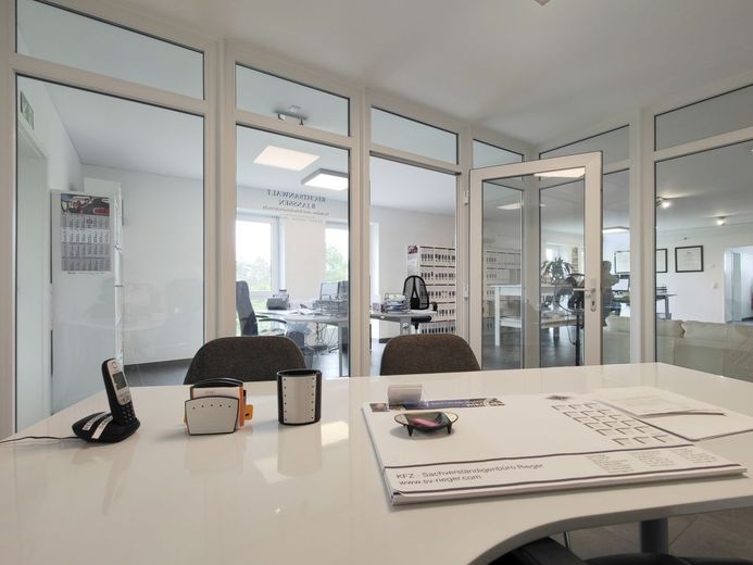 Büro_1OG_Blick-aus-Besprechungsraum