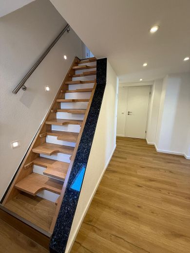 5-Room Maisonette Apartment Across Three Living Levels – Fully Renovated, with Fitted Kitchen & 2 Bathrooms – Flur 1. Etage