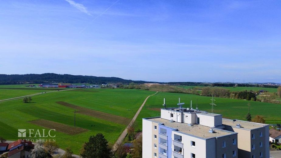Sofort bezugsfreie 2-Zimmer-Wohnung mit Balkon und Aufzug in Aldingen – Ausblick über Felder und Landschaft