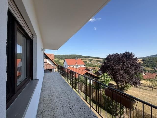 Appartamento EIG appena ristrutturato di 4 locali a Züntersbach– Ampio balcone, bagno accessibile e collegamenti ottimi –  Balkon Bild 1