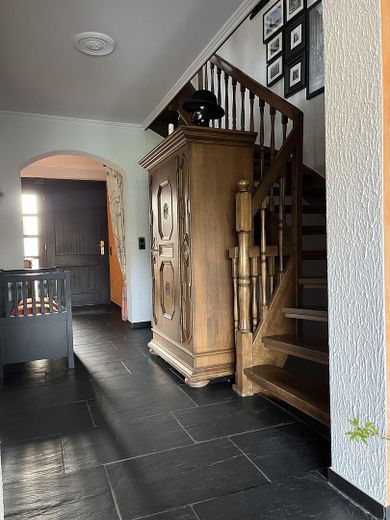 Einfamilienhaus Duisburg Rumeln mit Doppelgarage, Garten + Teich – Eingang mit Treppenhaus
