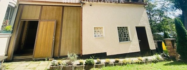 Ansicht Balkon und Eingang Haus