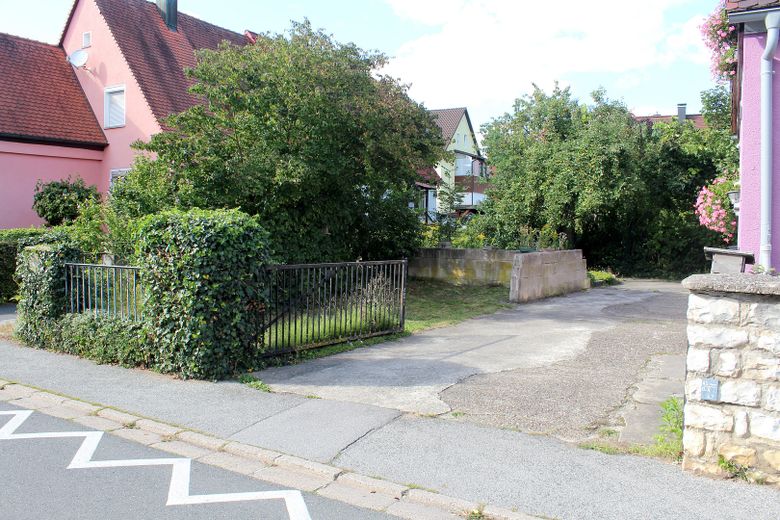 Einfahrt auf Grundstück
