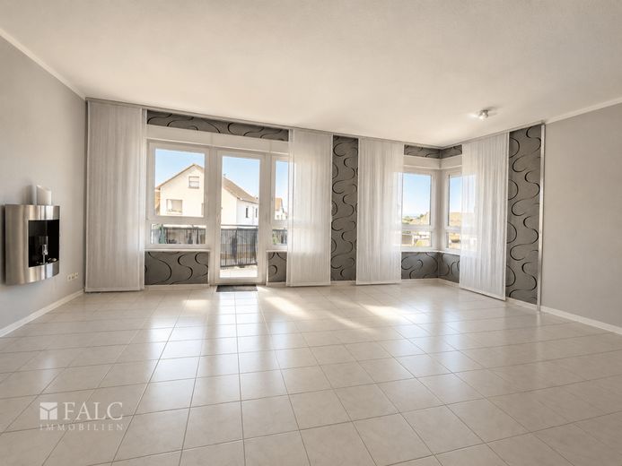 Helle Wohnung mit fußläufig guter Anbindung, West-Balkon und Tiefgaragenstellplatz – Wohnzimmer
