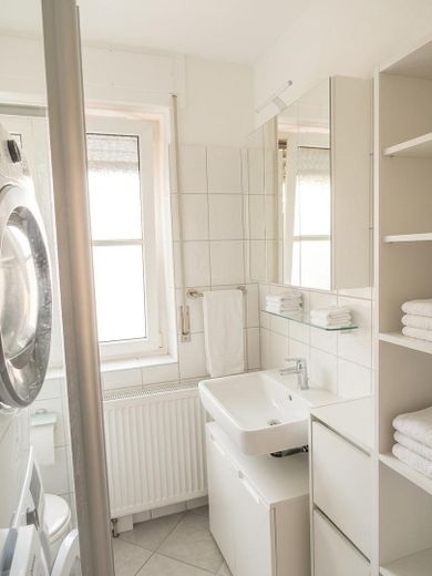 Ekskluzywne, odnowione 3-pokojowe mieszkanie – stylowo umeblowane i gotowe do zamieszkania! – Badezimmer