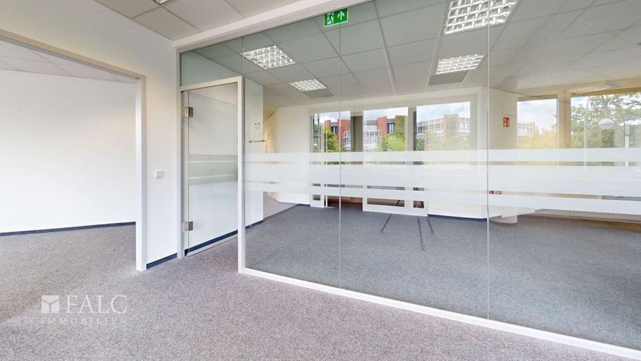 Modernisiertes Büro im 2.OG mit 5 TG-Stellplätzen / neben ADAC – Besprechungsraum