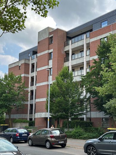 Helle 2 Zimmer Wohnung in der Südstadt nah am Maschsee - Tiefgarage, Aufzug, Balkon, Einbauküche – Vorderansicht
